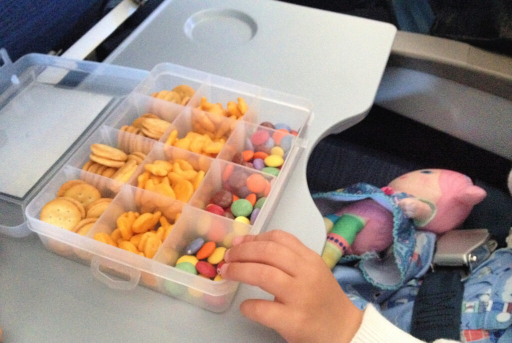 Tips for packing the best airplane snack boxes for kids