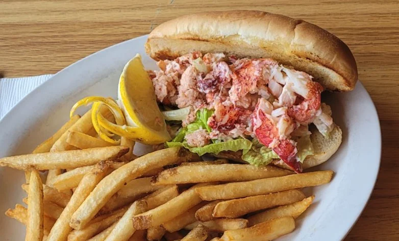 663b9138d03e2-esquire-restaurant-lobster-roll