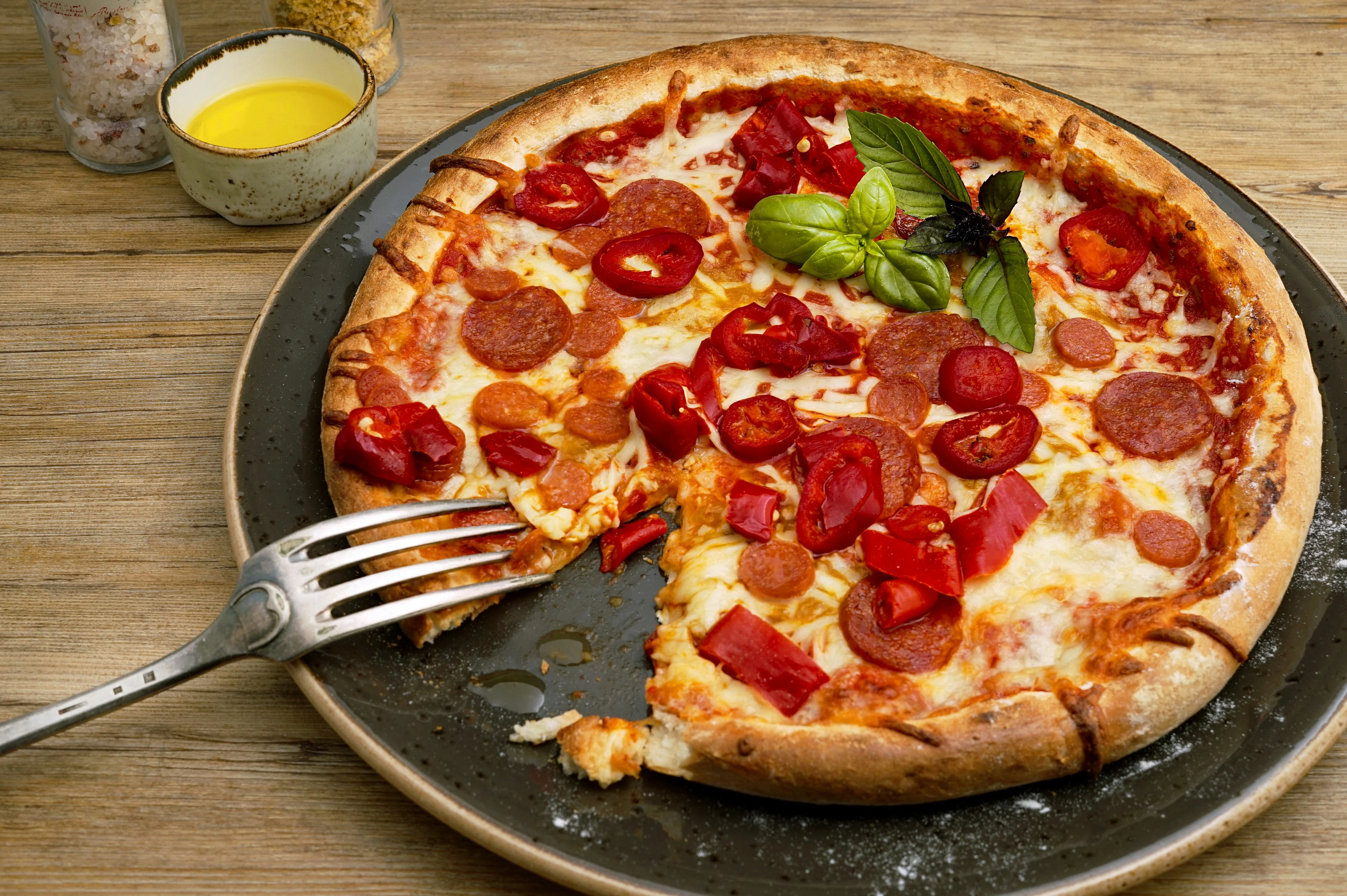 The way Neapolitans eat their pizza